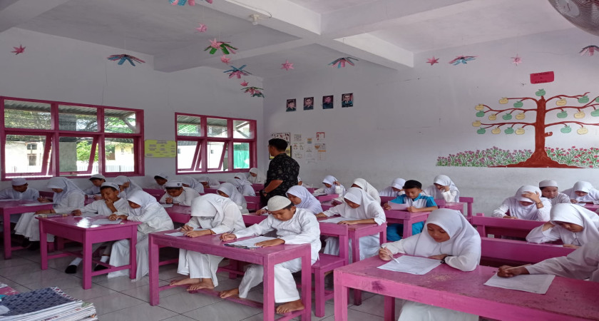 Tryout melatih siswa MI Alkhairaat Mogolaing menghadapi AM