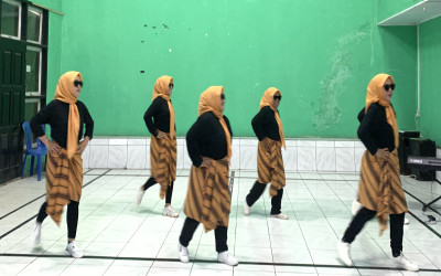 Para Guru Ikuti Lomba Tari Daerah