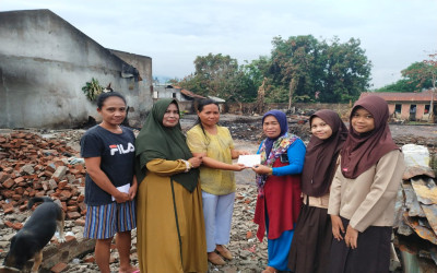 Kunjungi Lokasi Kebakaran, Siswa MI Alkhairaat Berbagi Rezeki